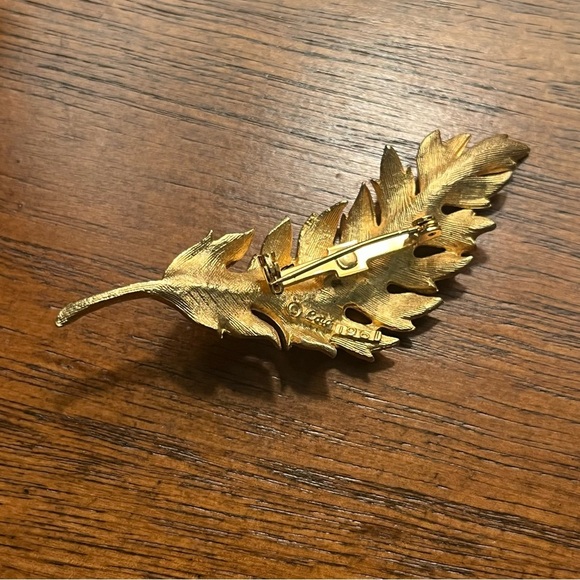 Vintage CORO 1961 Gold Tone Modernist LEAF BROOCH-NR - Picture 2 of 6